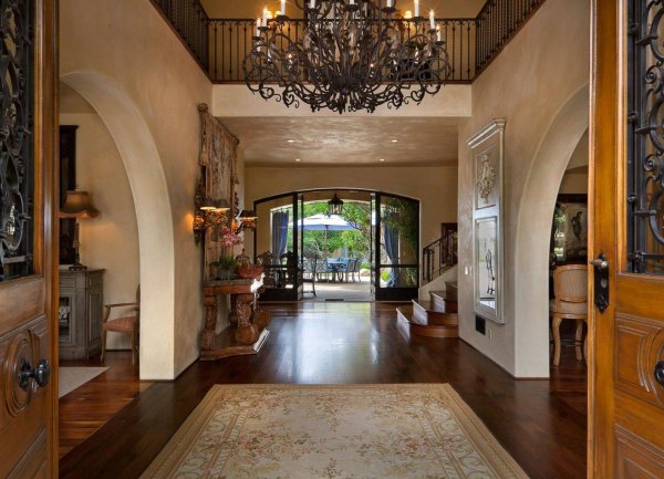 Внутри дома