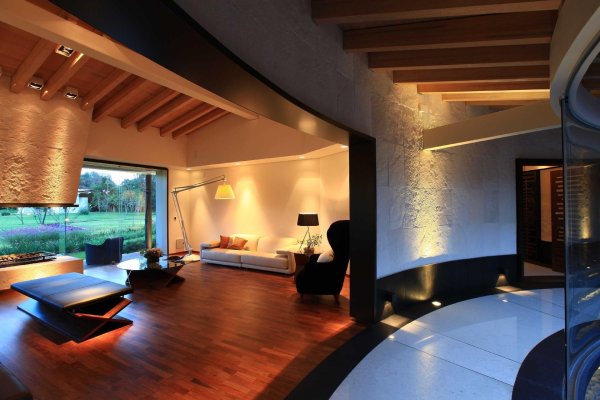 Внутри дома