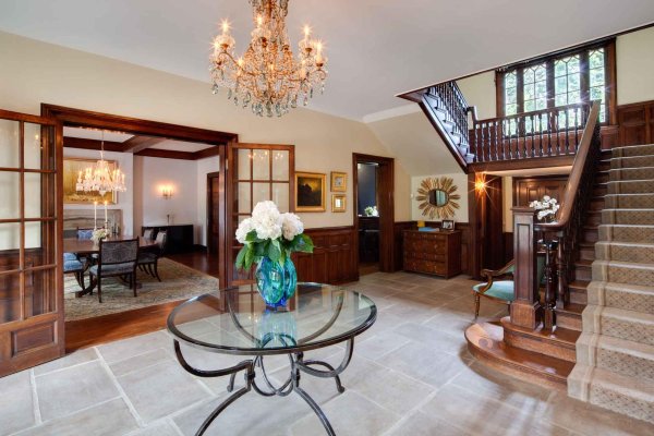 Внутри дома