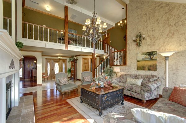 Внутри дома