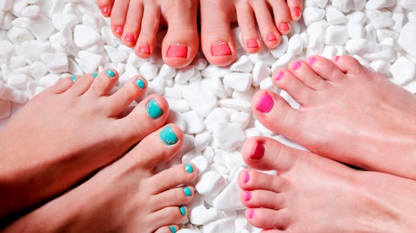 Педикюр на ногах