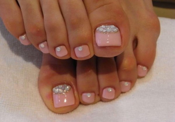 Педикюр на ногах