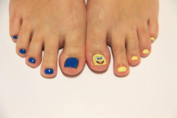 Педикюр на ногах