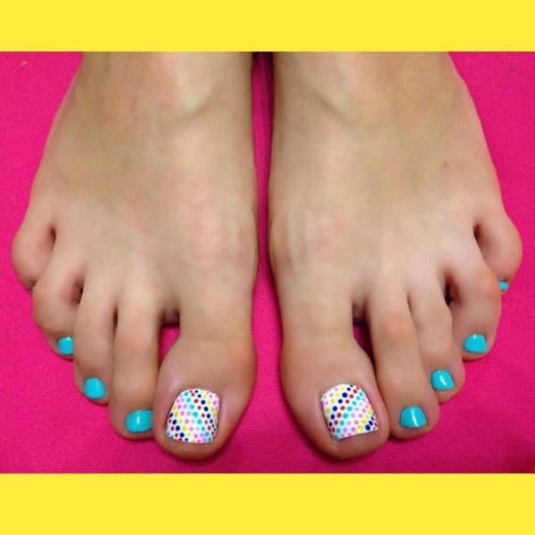 Педикюр на ногах