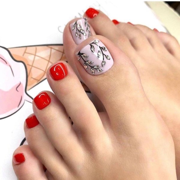 Педикюр на ногах