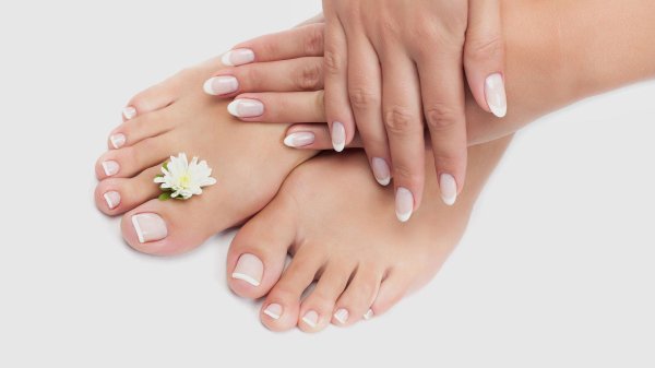 Педикюр на ногах