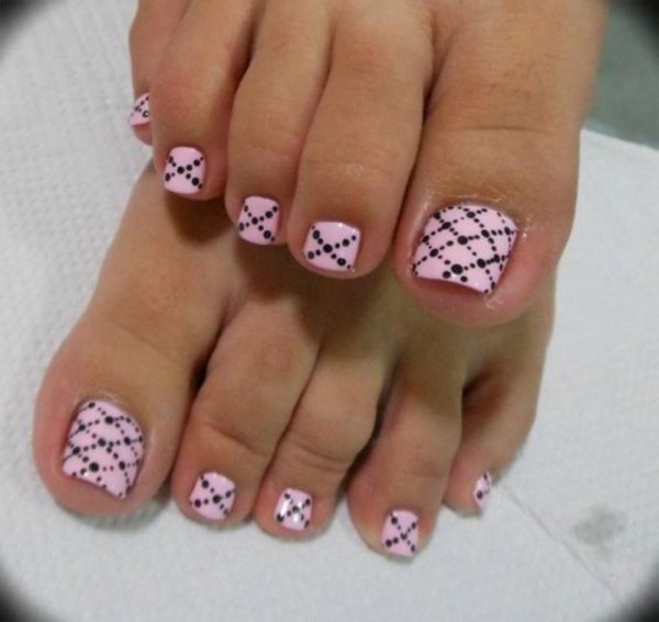 Педикюр на ногах