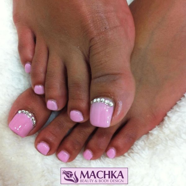 Педикюр на ногах