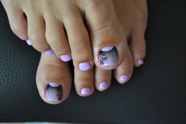 Педикюр на ногах