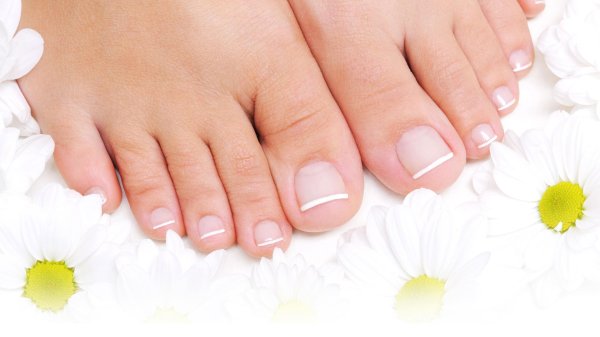 Педикюр на ногах