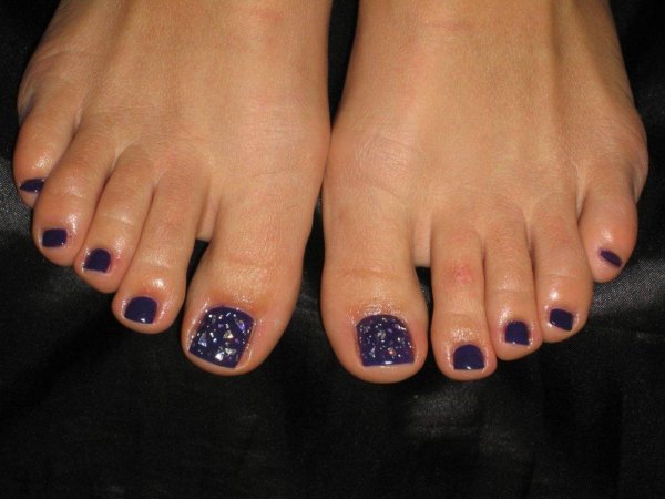 Педикюр на ногах