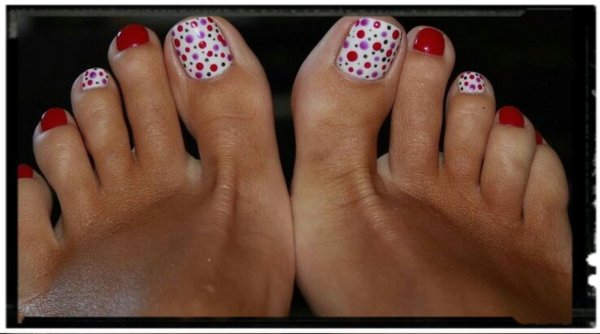 Педикюр на ногах
