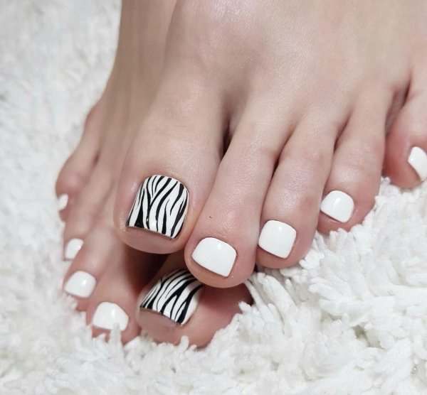 Педикюр на ногах