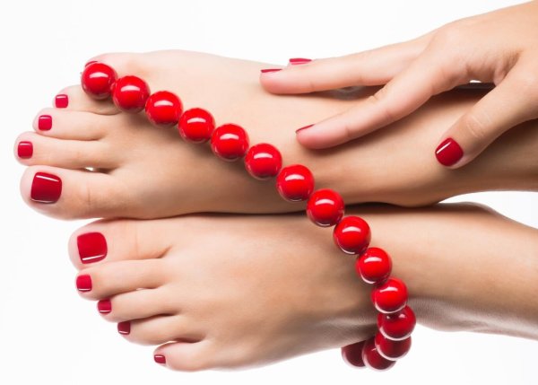 Педикюр на ногах