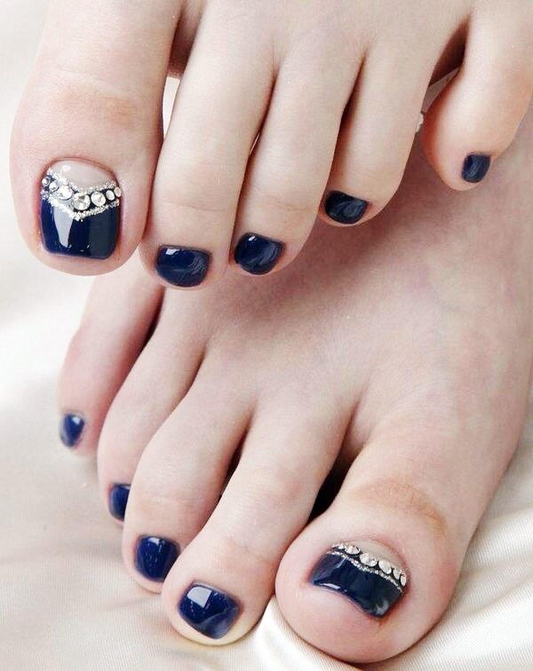 Педикюр на ногах