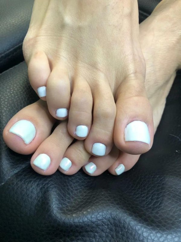 Педикюр на ногах