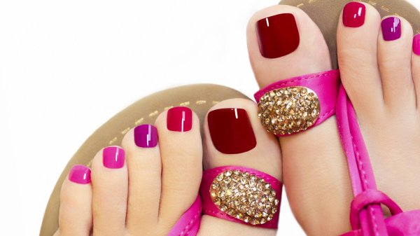 Педикюр на ногах