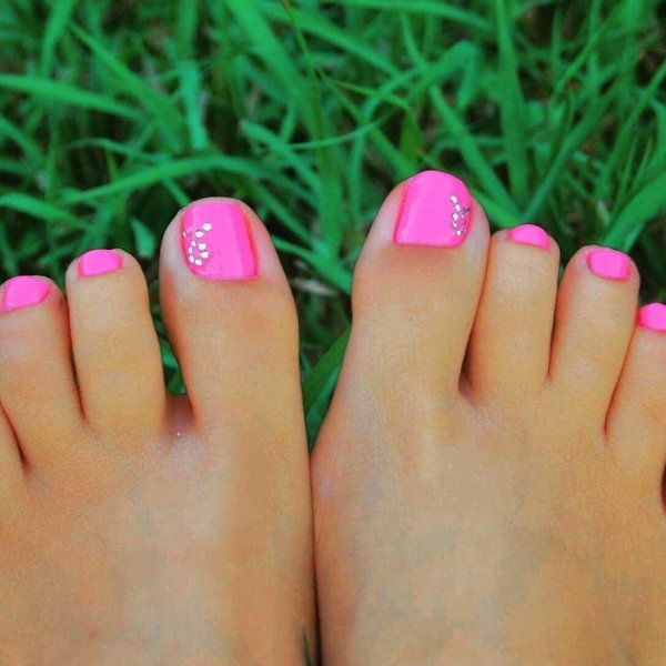 Педикюр на ногах