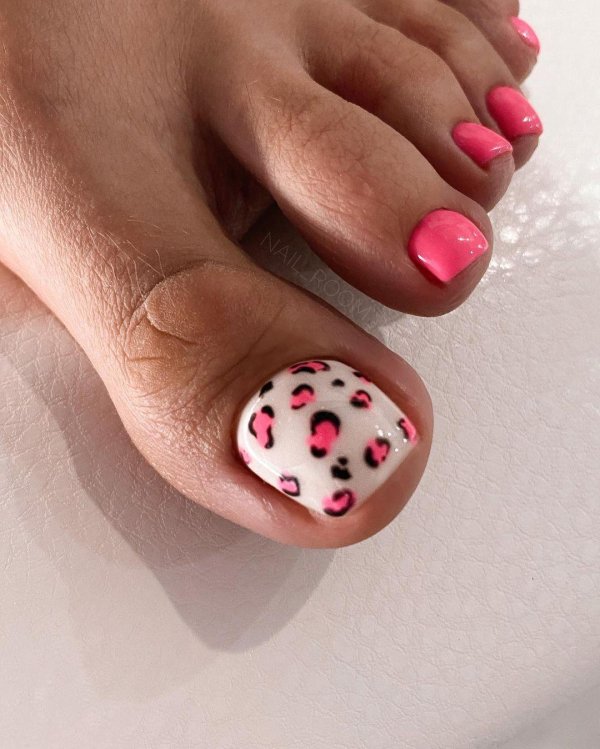 Педикюр на ногах