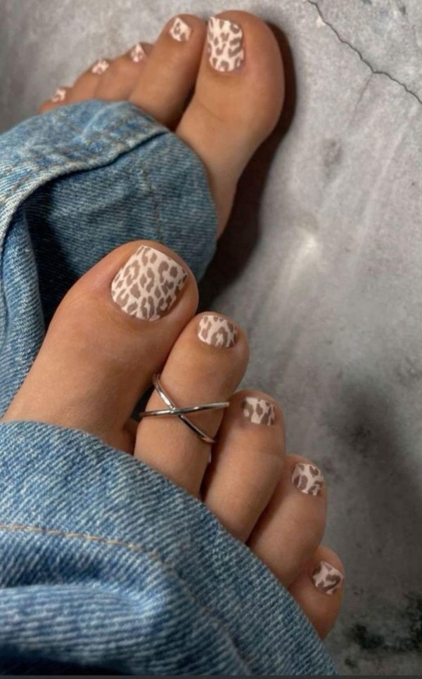 Педикюр на ногах