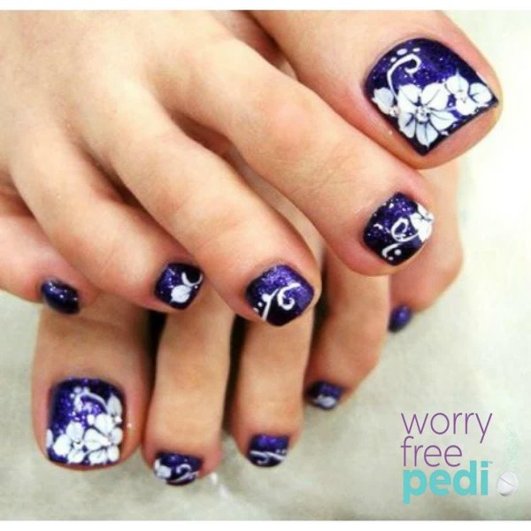 Педикюр на ногах