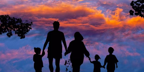 С детьми семья