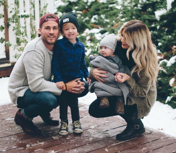 С детьми семья