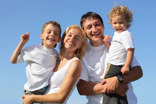 С детьми семья