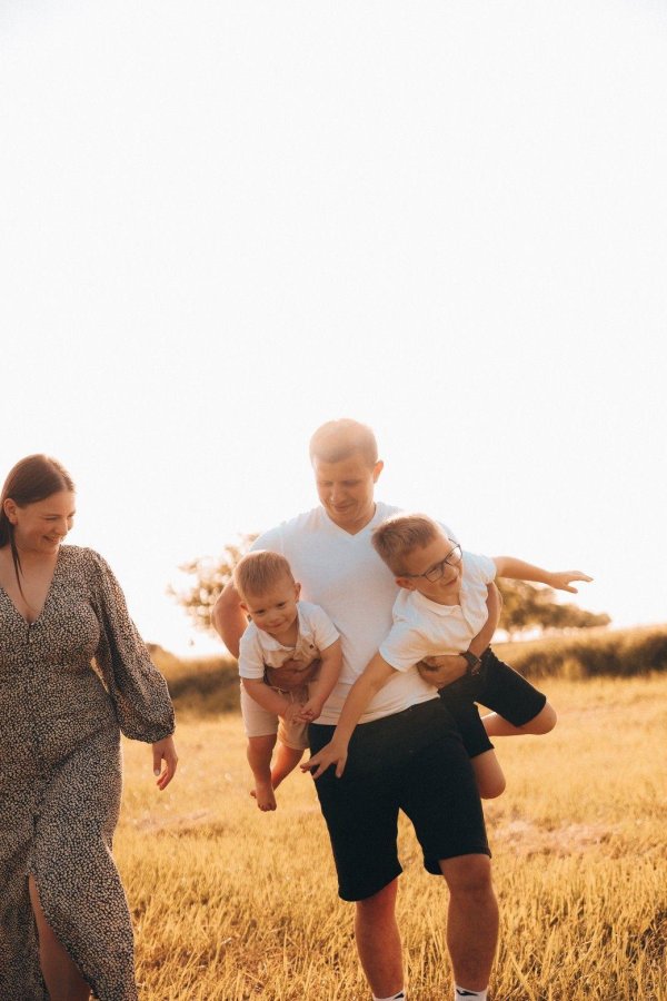 С детьми семья