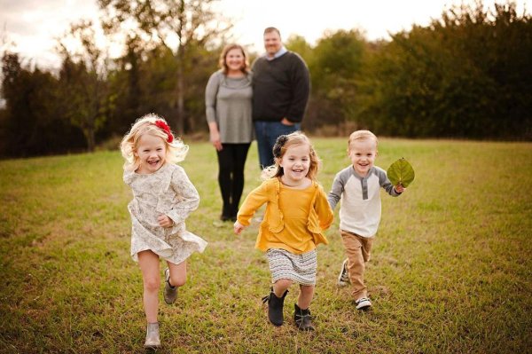 С детьми семья