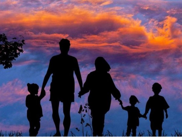 С детьми семья