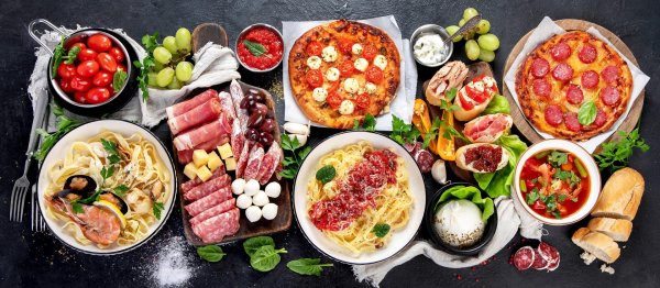 С блюдами и едой