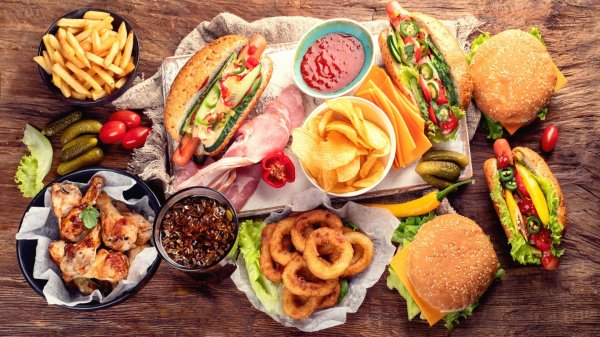 С блюдами и едой