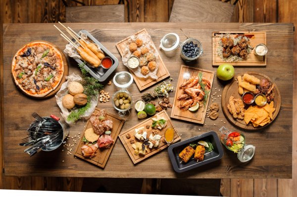 С блюдами и едой