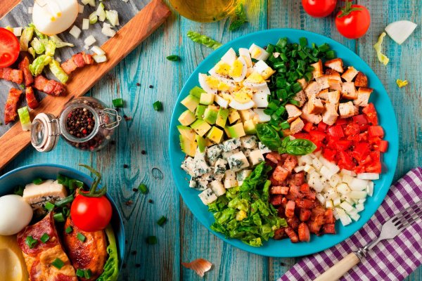 С блюдами и едой