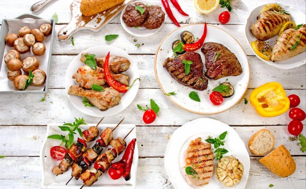 С блюдами и едой