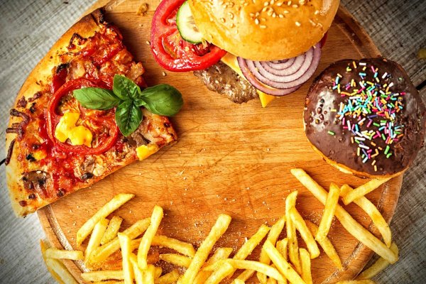 С блюдами и едой