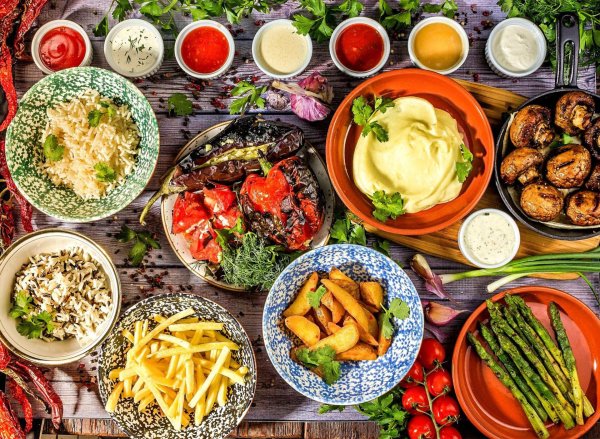 С блюдами и едой