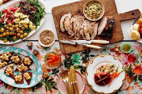 С блюдами и едой