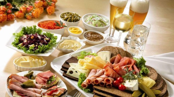 С блюдами и едой