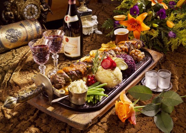 С блюдами и едой