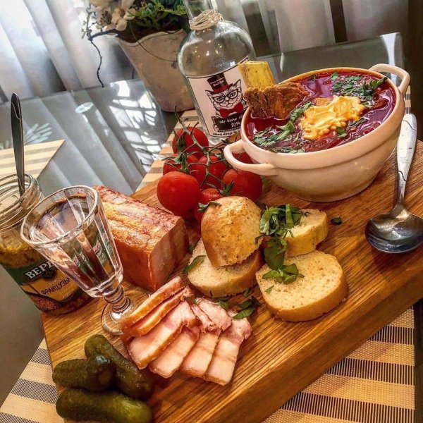 С блюдами и едой