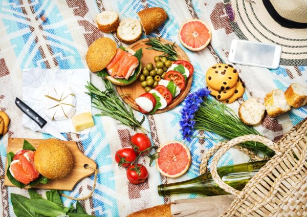 С блюдами и едой