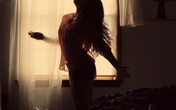 Девушек со спины брюнеток