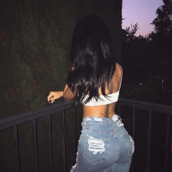 Девушек со спины брюнеток