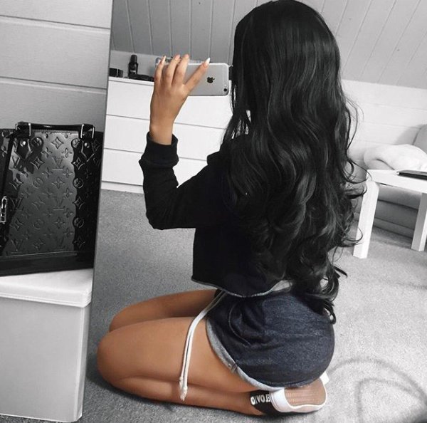 Девушек со спины брюнеток