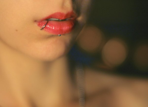 Губы девушек без лица с помадой