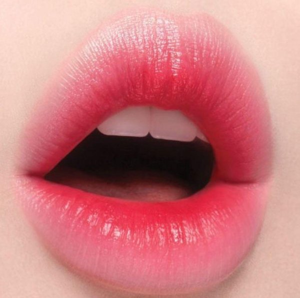 Губы девушек без лица с помадой