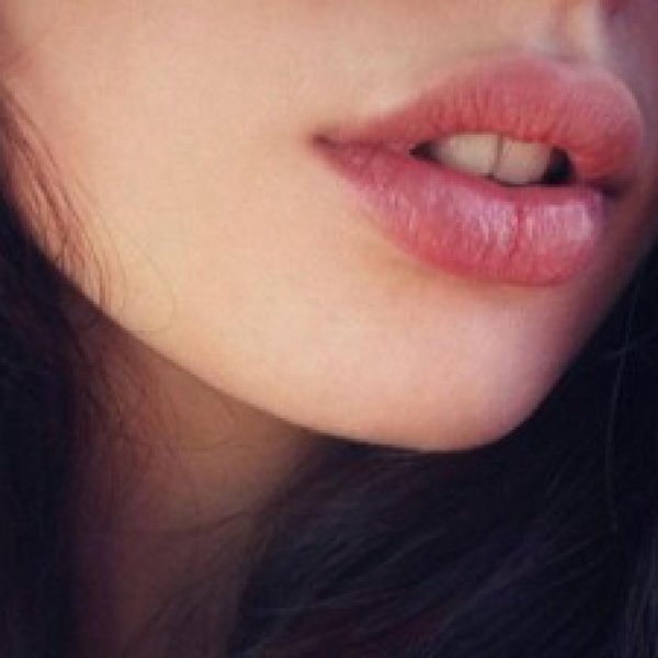 Губы девушек без лица с помадой