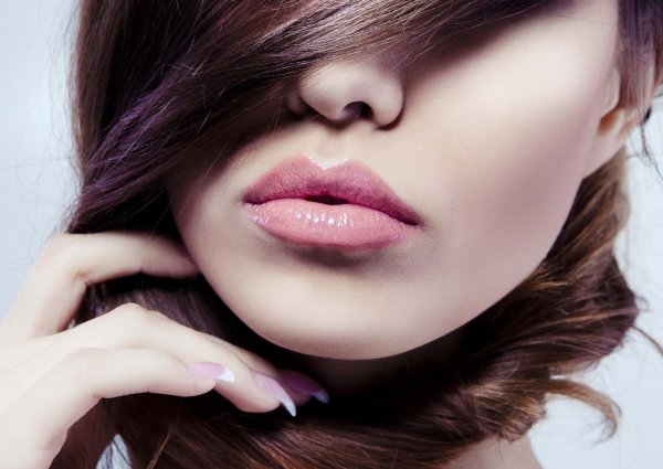 Губы девушек без лица с помадой